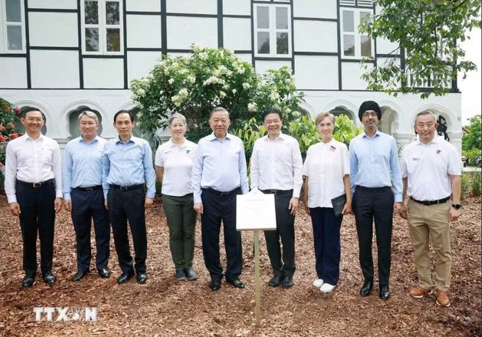 Tổng B&iacute; thư, Chủ tịch nước T&ocirc; L&acirc;m v&agrave; Thủ tướng Lawrence Wong trồng c&acirc;y tại Vườn B&aacute;ch thảo Singapore - Ảnh 2.