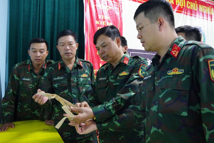 Lặng người trước h&agrave;i cốt liệt sĩ c&ugrave;ng di vật &iacute;t ỏi vừa t&igrave;m thấy - Ảnh 1.