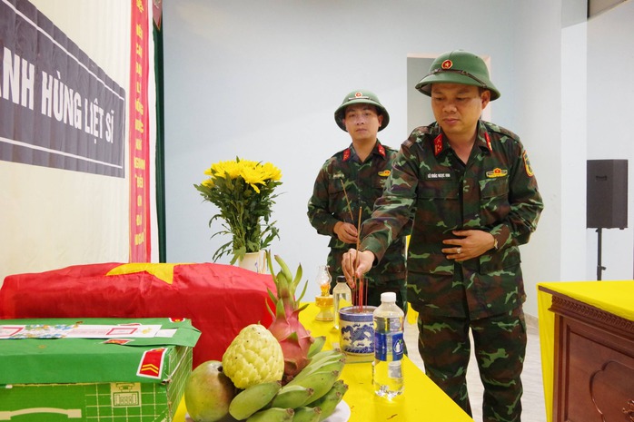 Lặng người trước h&agrave;i cốt liệt sĩ c&ugrave;ng di vật &iacute;t ỏi vừa t&igrave;m thấy - Ảnh 2.