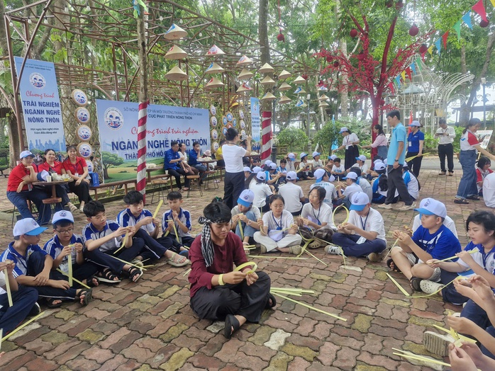 Một ng&agrave;y l&agrave;m "nghệ nh&acirc;n nh&iacute;" ở l&agrave;ng nghề truyền thống - Ảnh 3.