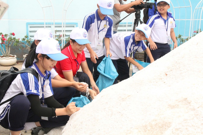 Một ng&agrave;y l&agrave;m "nghệ nh&acirc;n nh&iacute;" ở l&agrave;ng nghề truyền thống - Ảnh 1.