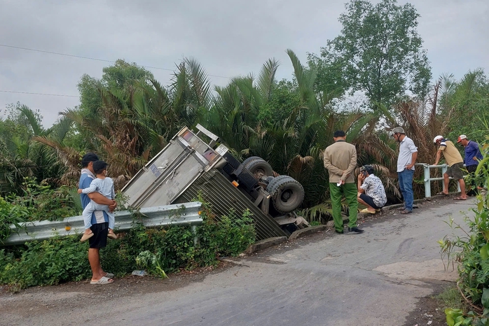 Tai nạn giao thông xe tải lao xuống kênh tại cầu Bà Đỏ Tây Ninh gây hoang mang - Ảnh 2. Tai nạn giao thông xe tải lao xuống kênh tại cầu Bà Đỏ Tây Ninh gây hoang mang - Ảnh 2.