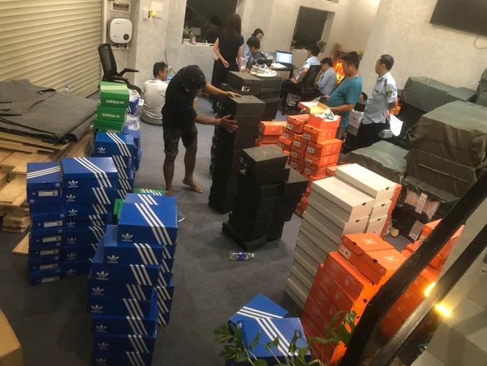Cuộc chiến chống hàng giả trên sàn thương mại điện tử 2026 - Ảnh 1. Cuộc chiến chống hàng giả trên sàn thương mại điện tử 2026 - Ảnh 1.