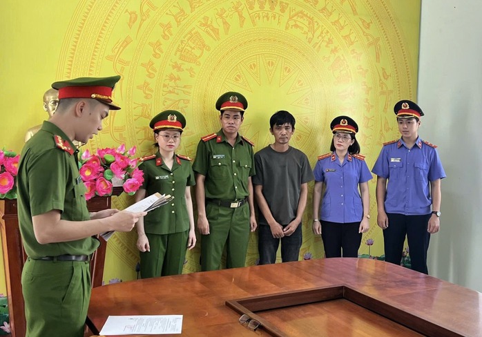 Lừa b&aacute;n đất với sổ hồng giả: Phan Ngọc Linh chiếm đoạt hơn 500 triệu đồng - Ảnh 1.