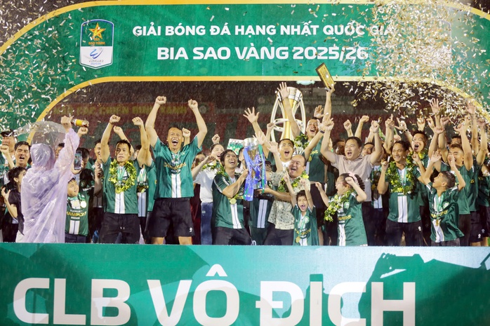C&ocirc;ng Phượng, Xu&acirc;n Trường v&agrave; Minh Vương lần đầu n&acirc;ng cao chức v&ocirc; địch  - Ảnh 7.