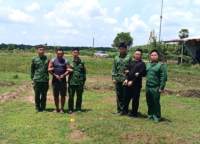 Truy đuổi xe máy không biển số, phát hiện nhập cảnh trái phép và ma túy ở Tây Ninh. - Ảnh 1.