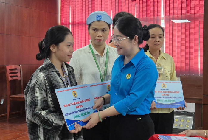 Báo in ngày 1-6: Chính thức bán xăng E10 toàn quốc - Ảnh 2.