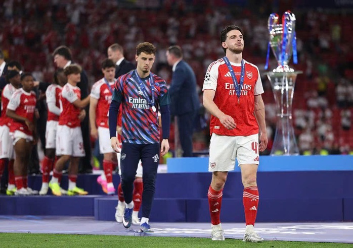 Arsenal v&agrave; Mbappe bị chế giễu, Paris hỗn loạn sau chung kết Champions League - Ảnh 1.