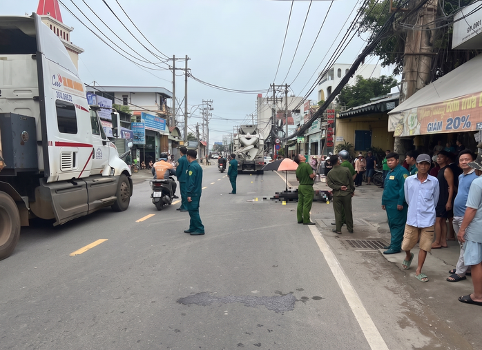 Tai nạn giao th&ocirc;ng nghi&ecirc;m trọng ở TPHCM: Một phụ nữ tử vong thương t&acirc;m - Ảnh 1.
