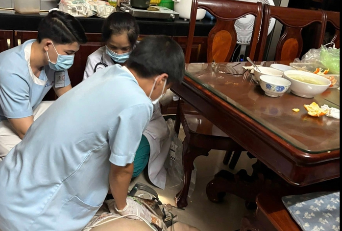 Hóc thịt khi ăn tối, cụ bà 81 tuổi ngừng tim - Ảnh 1.