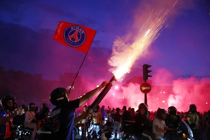 Paris hỗn loạn trong đ&ecirc;m PSG đăng quang Champions League - Ảnh 4.