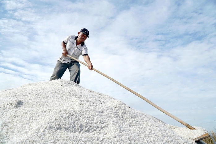 Giữ vị mặn tr&ecirc;n đồng muối An Ng&atilde;i - Ảnh 2.