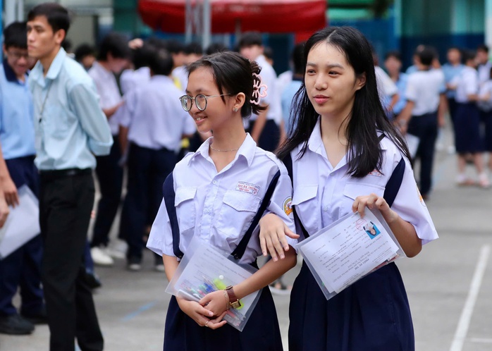 Gần 152.000 th&iacute; sinh TPHCM bước v&agrave;o kỳ thi lớp 10: Hồi hộp đề thi ngữ văn - Ảnh 7.