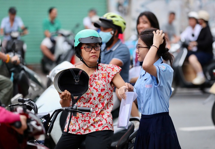 Gần 152.000 th&iacute; sinh TPHCM bước v&agrave;o kỳ thi lớp 10: Hồi hộp đề thi ngữ văn - Ảnh 6.