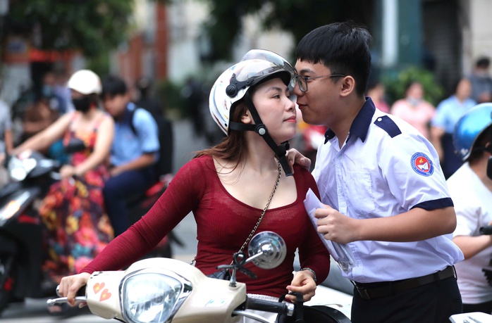 Gần 152.000 th&iacute; sinh TPHCM bước v&agrave;o kỳ thi lớp 10: Hồi hộp đề thi ngữ văn - Ảnh 5.