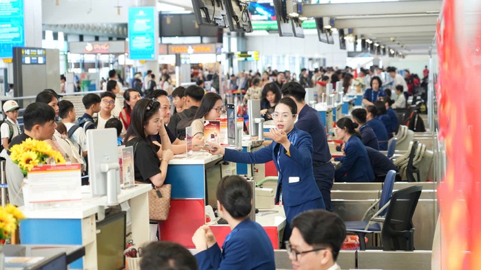 Bất ngờ tỉ lệ đúng giờ của hàng không dịp cao điểm 30-4 - Ảnh 1.