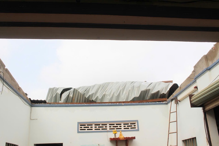 Mưa lớn ở Đồng Nai k&egrave;m lốc xo&aacute;y l&agrave;m rụng khoảng 25 tấn sầu ri&ecirc;ng, tốc m&aacute;i 7 căn nh&agrave; - Ảnh 2.