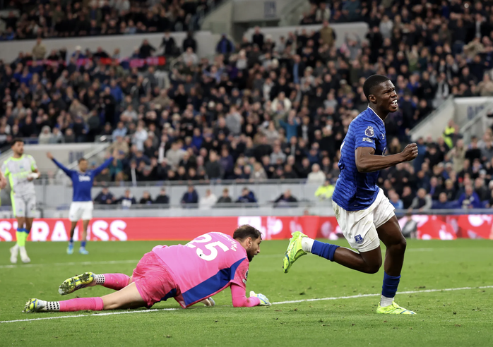 Rượt đuổi trận cầu 6 b&agrave;n, Man City tho&aacute;t thua kh&ocirc;ng tưởng trước Everton - Ảnh 3.