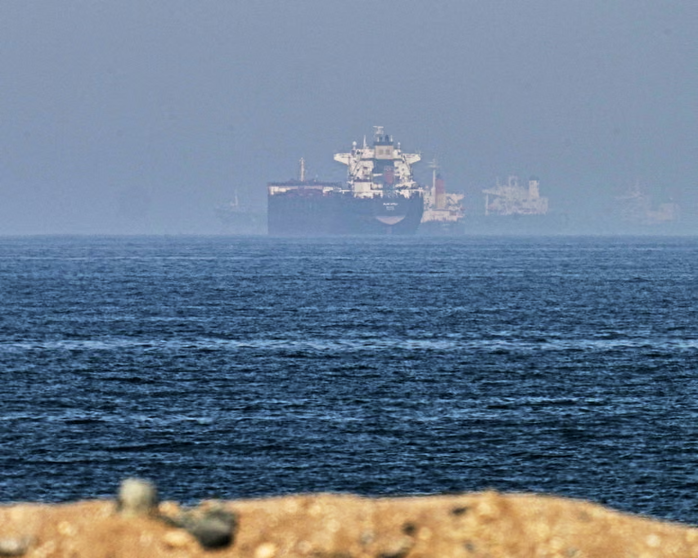 T&agrave;u chiến Mỹ ở eo biển Hormuz tr&uacute;ng t&ecirc;n lửa - Ảnh 1.