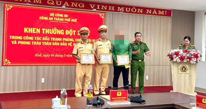 T&agrave;i xế xe &ocirc;m v&agrave; CSGT dũng cảm bắt trộm điện thọai tr&ecirc;n cầu Ph&uacute; Xu&acirc;n - Ảnh 1.
