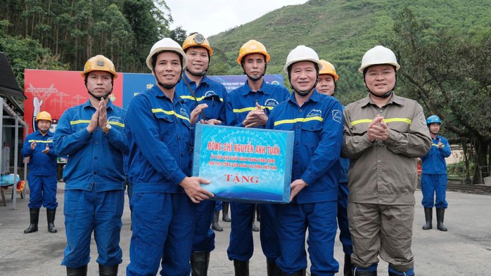 Chủ tịch Tổng LĐLĐ Việt Nam thăm, tặng qu&agrave; c&ocirc;ng nh&acirc;n Than V&agrave;ng Danh - Ảnh 2.