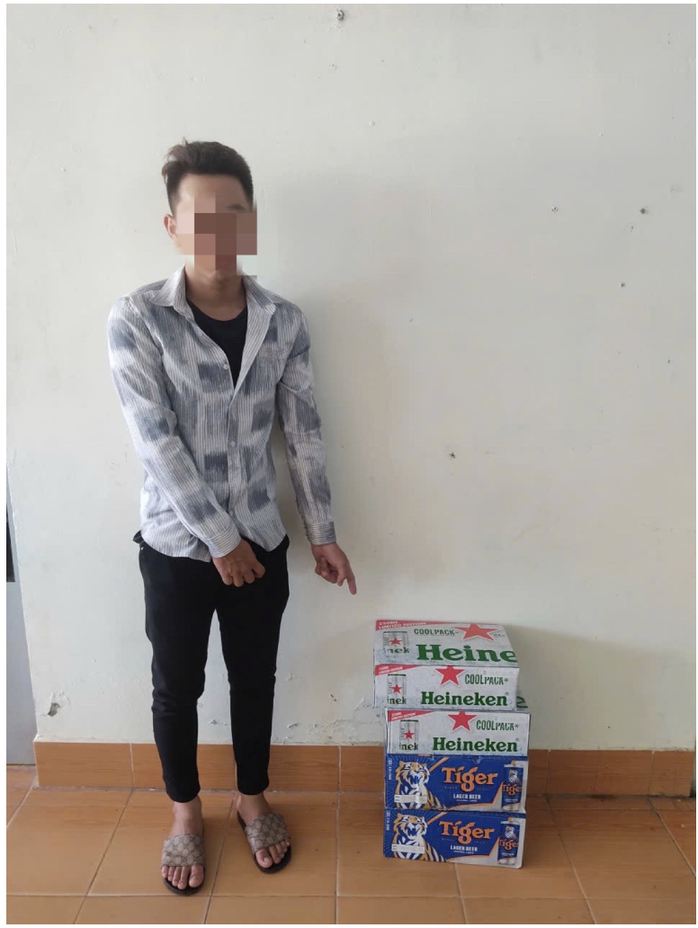 Thanh ni&ecirc;n trộm 4 th&ugrave;ng bia tại tiệm tạp h&oacute;a Vĩnh Long bị phạt 1 , 5 triệu đồng - Ảnh 1.