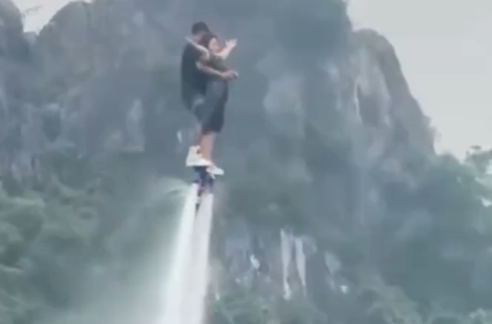 Kh&aacute;ch du lịch v&agrave; vận động vi&ecirc;n biểu diễn flyboard ch&igrave;m xuống hồ ở Ninh B&igrave;nh - Ảnh 1.