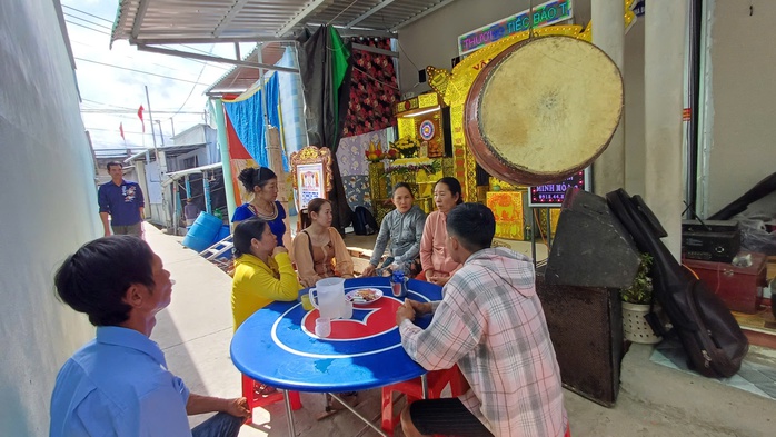 Vụ thảm &aacute;n ở T&acirc;y Ninh: Cha gi&agrave; vượt h&agrave;ng trăm km đưa con v&agrave; ch&aacute;u về lo hậu sự - Ảnh 3.