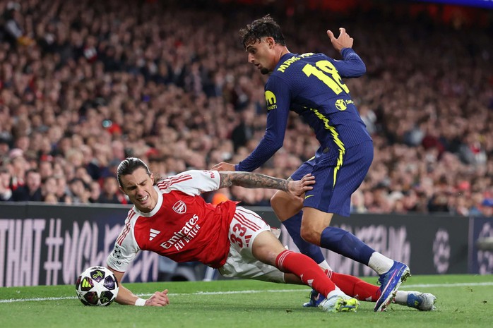 CĐV Arsenal nổi giận vì pha “chơi bẩn” của sao Atletico Madrid - Ảnh 2.