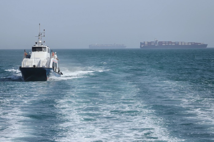Căng thẳng gia tăng tại eo biển Hormuz - Ảnh 1.