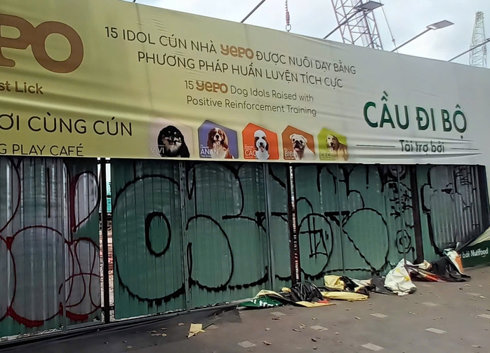 R&agrave;o chắn c&ocirc;ng tr&igrave;nh cầu đi bộ ở TPHCM bị vẽ graffiti g&acirc;y x&ocirc;n xao dư luận - Ảnh 1.