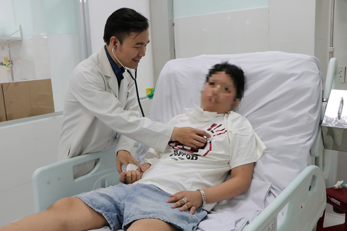Ch&agrave;ng trai 18 tuổi ngưng tim khi chơi thể thao, xuất viện sau 86 ng&agrave;y "chiến đấu" - Ảnh 1.