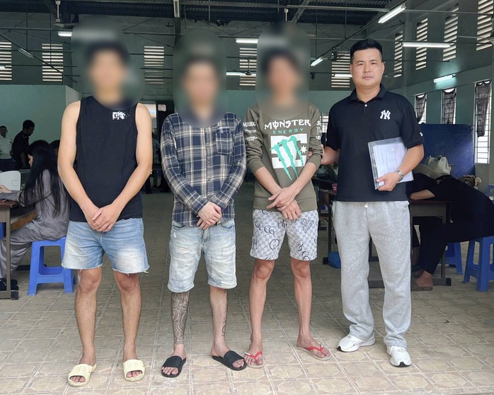 C&ocirc;ng an TPHCM tiếp nhận 4 c&ocirc;ng d&acirc;n bị trục xuất - Ảnh 1.