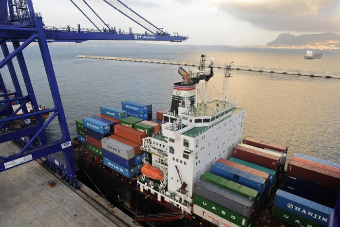 Eo biển chiến lược đối mặt s&oacute;ng gi&oacute;: Tầm quan trọng vượt trội mang t&ecirc;n Gibraltar - Ảnh 1.