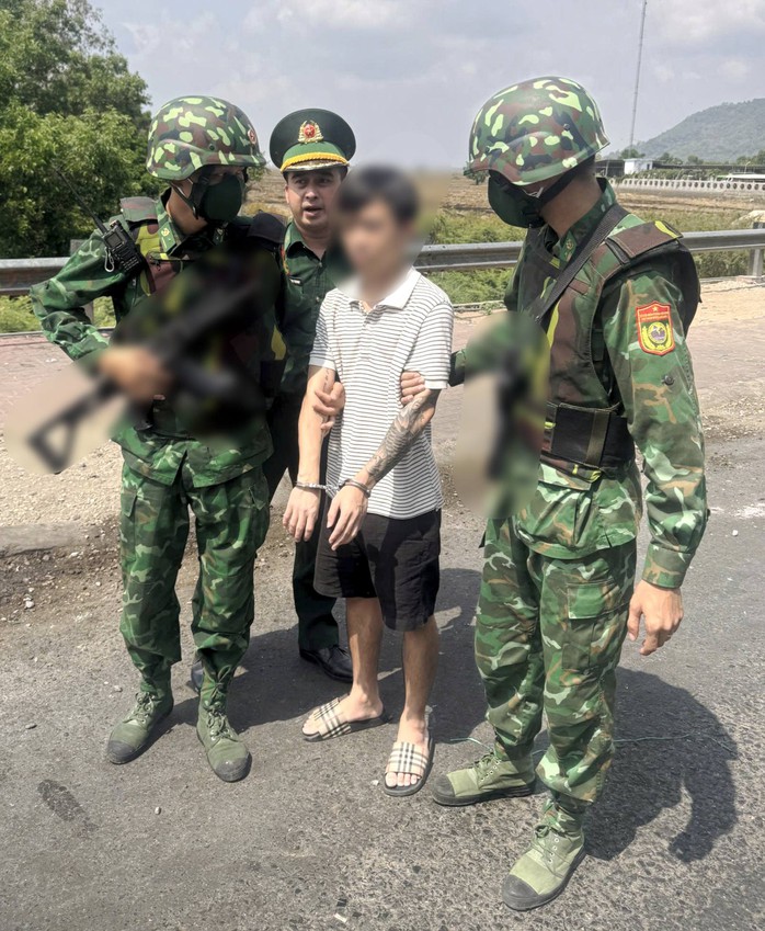 C&ocirc;ng an TPHCM tiếp nhận 4 c&ocirc;ng d&acirc;n bị trục xuất - Ảnh 2.