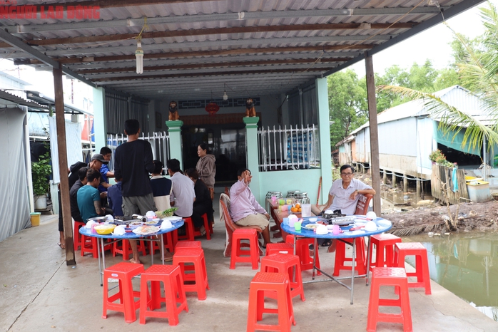 Thảm &aacute;n ở T&acirc;y Ninh: Người th&acirc;n v&agrave; h&agrave;ng x&oacute;m đến chia buồn c&ugrave;ng gia đ&igrave;nh 2 nạn nh&acirc;n - Ảnh 6.