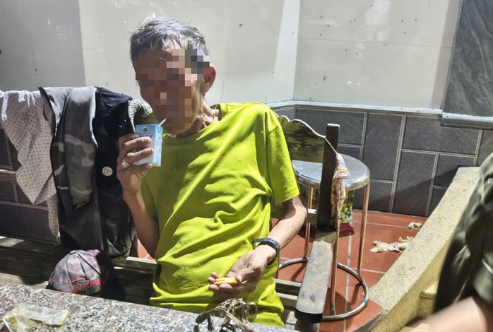Cụ &ocirc;ng đi lạc trong rừng tr&agrave;m , kiệt sức nhưng vẫn đeo d&acirc;y chuyền v&agrave;ng - Ảnh 1.