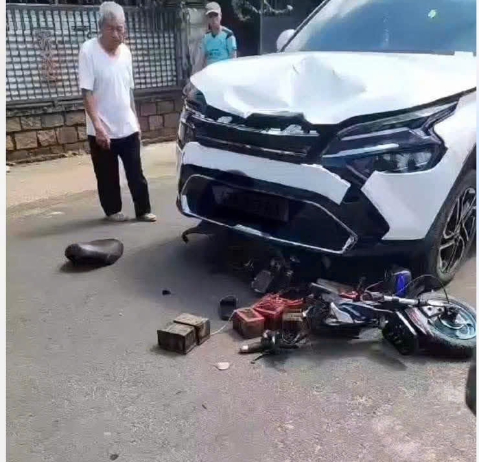 Xe đạp điện va chạm ô tô, 2 học sinh thương vong - Ảnh 1.