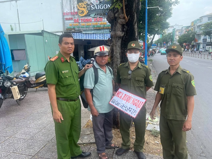 Nam thanh ni&ecirc;n ở TPHCM bị c&ocirc;ng an 1,5 triệu đồng, hết chối c&atilde;i - Ảnh 4.