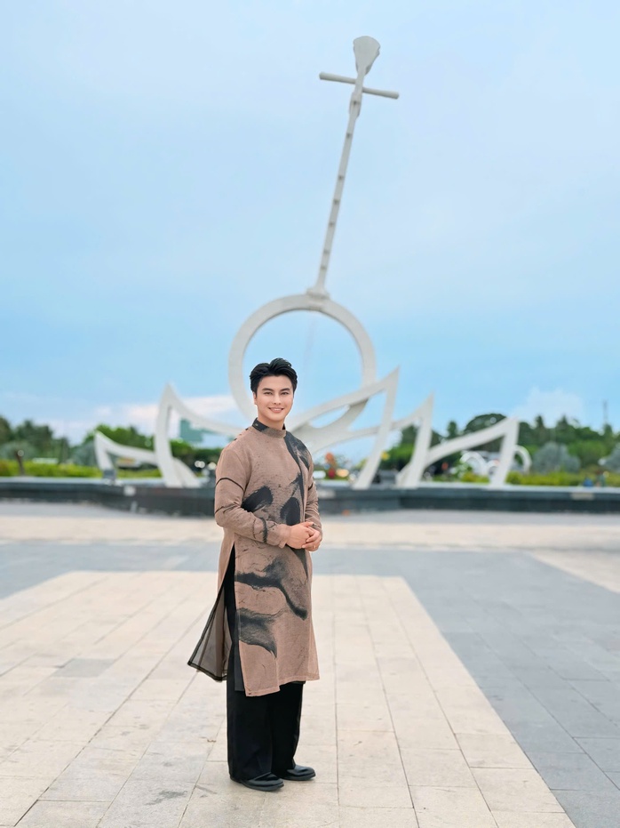 NSƯT V&otilde; Minh L&acirc;m x&uacute;c động khi ngồi "ghế n&oacute;ng" cuộc thi "B&ocirc;ng l&uacute;a v&agrave;ng" - Ảnh 1.