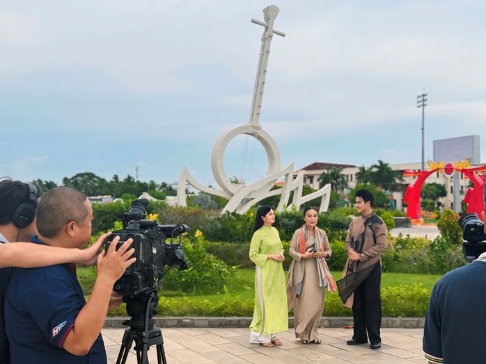 NSƯT V&otilde; Minh L&acirc;m x&uacute;c động khi ngồi "ghế n&oacute;ng" cuộc thi "B&ocirc;ng l&uacute;a v&agrave;ng" - Ảnh 2.