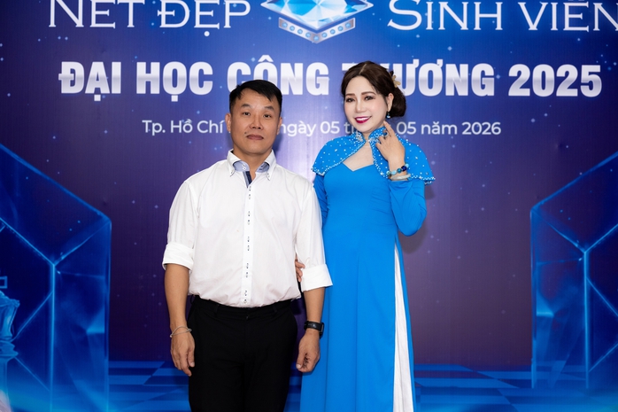 Nh&agrave; thiết kế Việt H&ugrave;ng đi t&igrave;m "Hoa kh&ocirc;i, Nam vương" ở Đại học C&ocirc;ng Thương  - Ảnh 2.