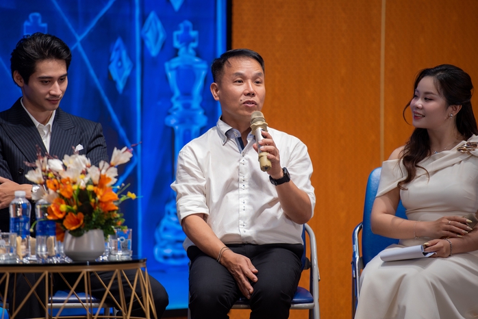 Nh&agrave; thiết kế Việt H&ugrave;ng đi t&igrave;m "Hoa kh&ocirc;i, Nam vương" ở Đại học C&ocirc;ng Thương  - Ảnh 1.