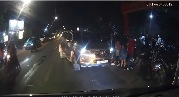 Xe con đậu ngược chiều tr&ecirc;n Quốc lộ 29: H&agrave;nh vi vi phạm g&acirc;y bức x&uacute;c - Ảnh 1.
