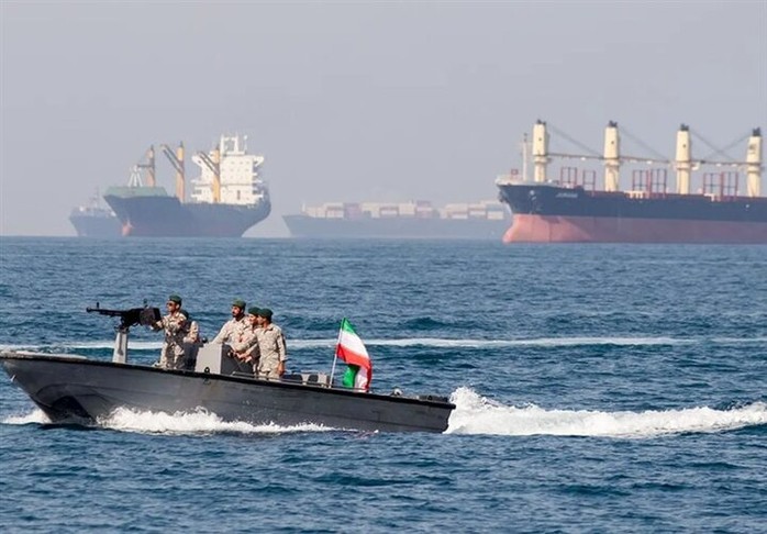  Iran gửi thông điệp cho các tàu ở Hormuz, kêu gọi Mỹ cắt đứt với Israel - Ảnh 1.