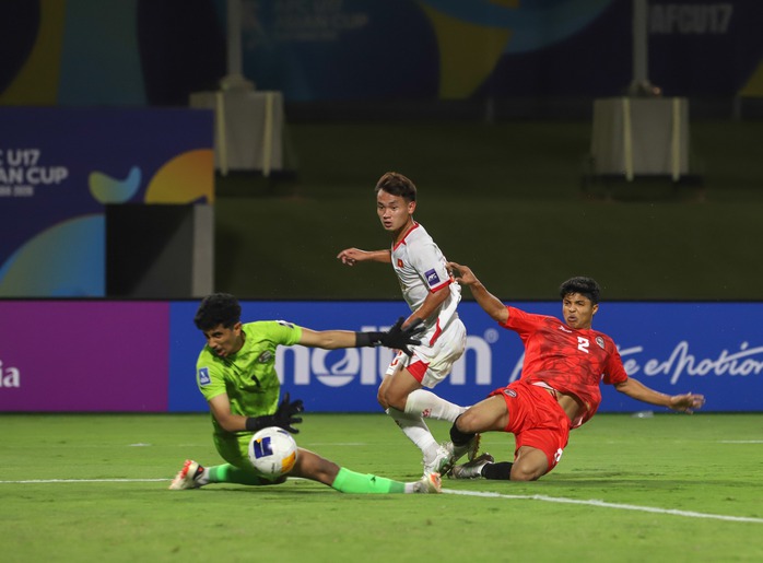 HLV Roland: "Tinh thần chiến binh, l&uacute;c n&agrave;o cũng thể hiện tr&ecirc;n s&acirc;n v&igrave; c&aacute;c em l&agrave; người Việt Nam" - Ảnh 1.
