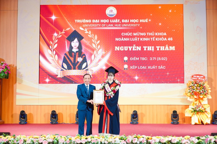 Tr&ecirc;n 800 sinh vi&ecirc;n ng&agrave;nh luật đầu ti&ecirc;n tại Huế được đ&agrave;o tạo song ngữ tốt nghiệp - Ảnh 1.
