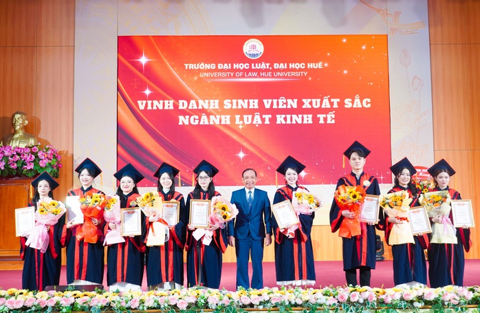 Tr&ecirc;n 800 sinh vi&ecirc;n ng&agrave;nh luật đầu ti&ecirc;n tại Huế được đ&agrave;o tạo song ngữ tốt nghiệp - Ảnh 2.