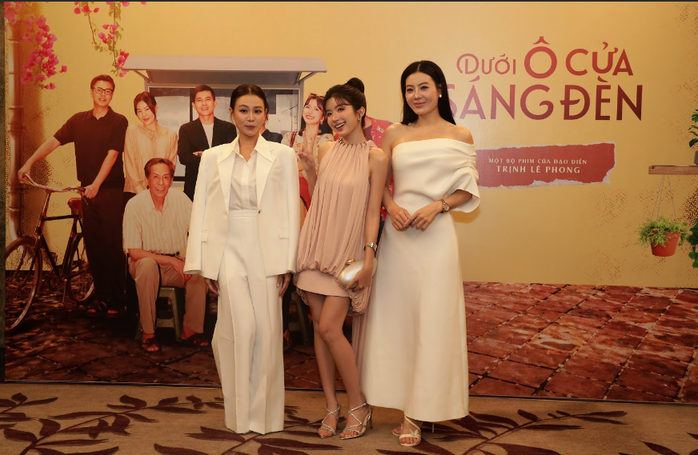 "Dưới &ocirc; cửa s&aacute;ng đ&egrave;n" đưa thời sự n&oacute;ng hổi l&ecirc;n m&agrave;n ảnh - Ảnh 1.