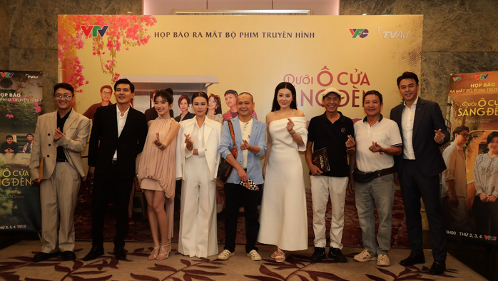 "Dưới &ocirc; cửa s&aacute;ng đ&egrave;n" đưa thời sự n&oacute;ng hổi l&ecirc;n m&agrave;n ảnh - Ảnh 2.
